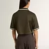 Kurz geschnittenes Damen-Polohemd aus militärgrünem Jersey mit Stickerei