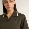 Kurz geschnittenes Damen-Polohemd aus militärgrünem Jersey mit Stickerei