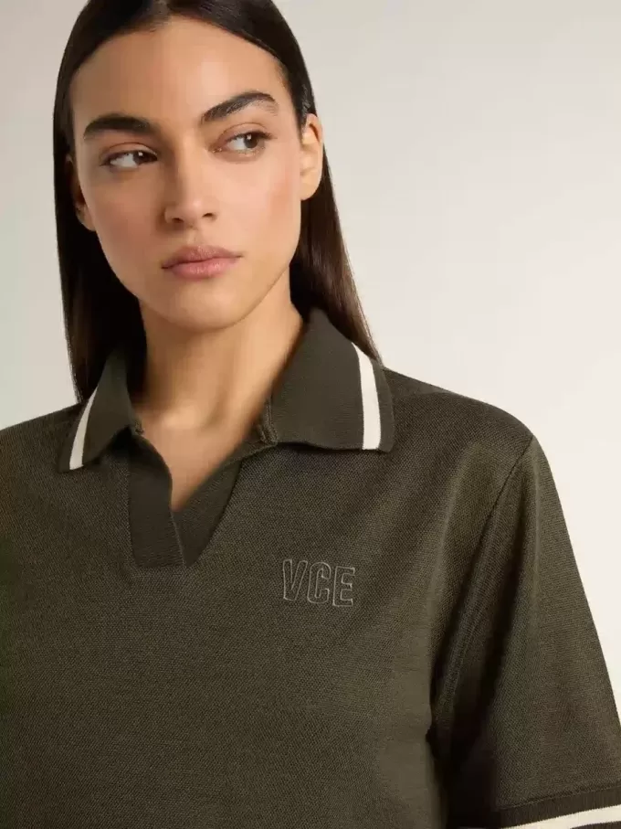 Kurz geschnittenes Damen-Polohemd aus militärgrünem Jersey mit Stickerei
