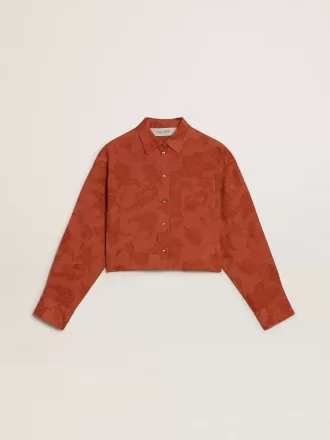 Kurz geschnittenes Damenhemd aus ziegelrotem Jacquard mit weiten Ärmeln Kurz geschnittenes Damenhemd aus ziegelrotem Jacquard mit weiten Ärmeln