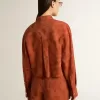 Kurz geschnittenes Damenhemd aus ziegelrotem Jacquard mit weiten Ärmeln