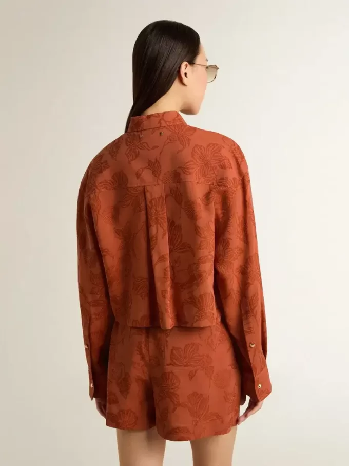 Kurz geschnittenes Damenhemd aus ziegelrotem Jacquard mit weiten Ärmeln