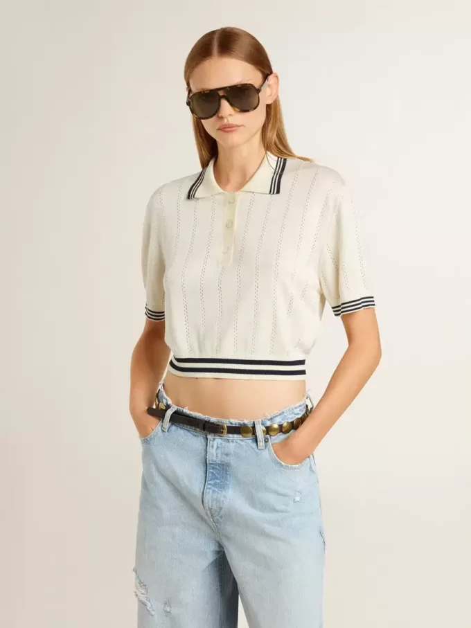 Kurz geschnittenes, weißes Baumwoll-Poloshirt für Damen mit blauen Rippbündchen Kurz geschnittenes, weißes Baumwoll-Poloshirt für Damen mit blauen Rippbündchen