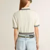 Kurz geschnittenes, weißes Baumwoll-Poloshirt für Damen mit blauen Rippbündchen Kurz geschnittenes, weißes Baumwoll-Poloshirt für Damen mit blauen Rippbündchen