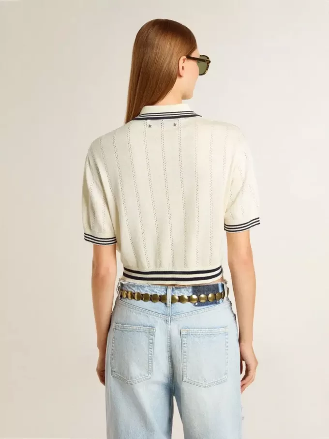 Kurz geschnittenes, weißes Baumwoll-Poloshirt für Damen mit blauen Rippbündchen Kurz geschnittenes, weißes Baumwoll-Poloshirt für Damen mit blauen Rippbündchen
