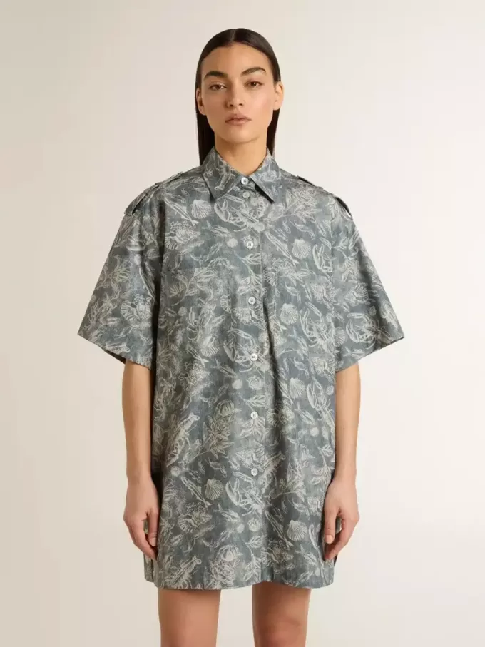 Kurzes Hemdkleid für Damen aus hellblauem Baumwollpopeline mit durchgehendem Marine-Print