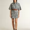Kurzes Hemdkleid für Damen aus hellblauem Baumwollpopeline mit durchgehendem Marine-Print