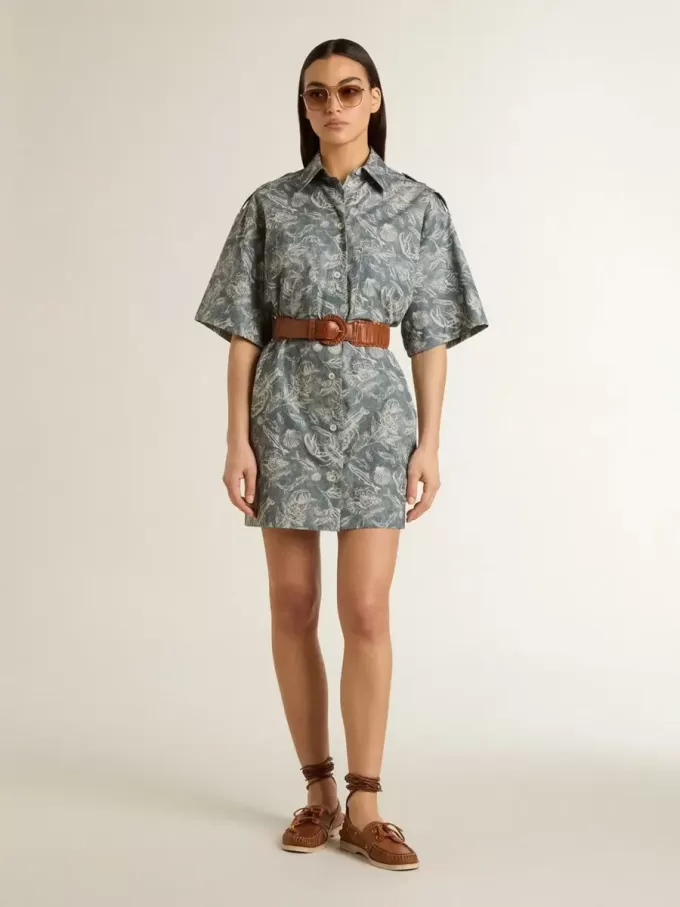 Kurzes Hemdkleid für Damen aus hellblauem Baumwollpopeline mit durchgehendem Marine-Print