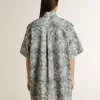 Kurzes Hemdkleid für Damen aus hellblauem Baumwollpopeline mit durchgehendem Marine-Print