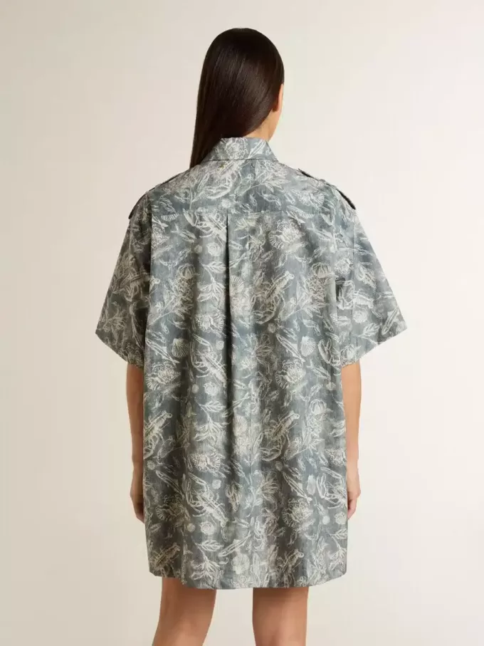 Kurzes Hemdkleid für Damen aus hellblauem Baumwollpopeline mit durchgehendem Marine-Print