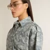 Kurzes Hemdkleid für Damen aus hellblauem Baumwollpopeline mit durchgehendem Marine-Print