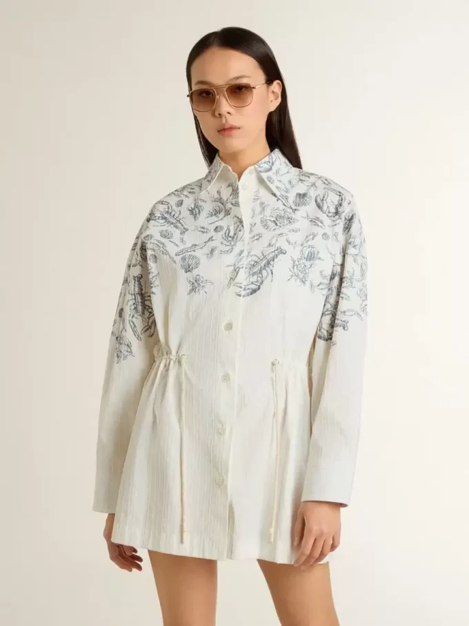 Kurzes Hemdkleid für Damen aus weiß gestreifter Baumwolle mit marineblauem Print