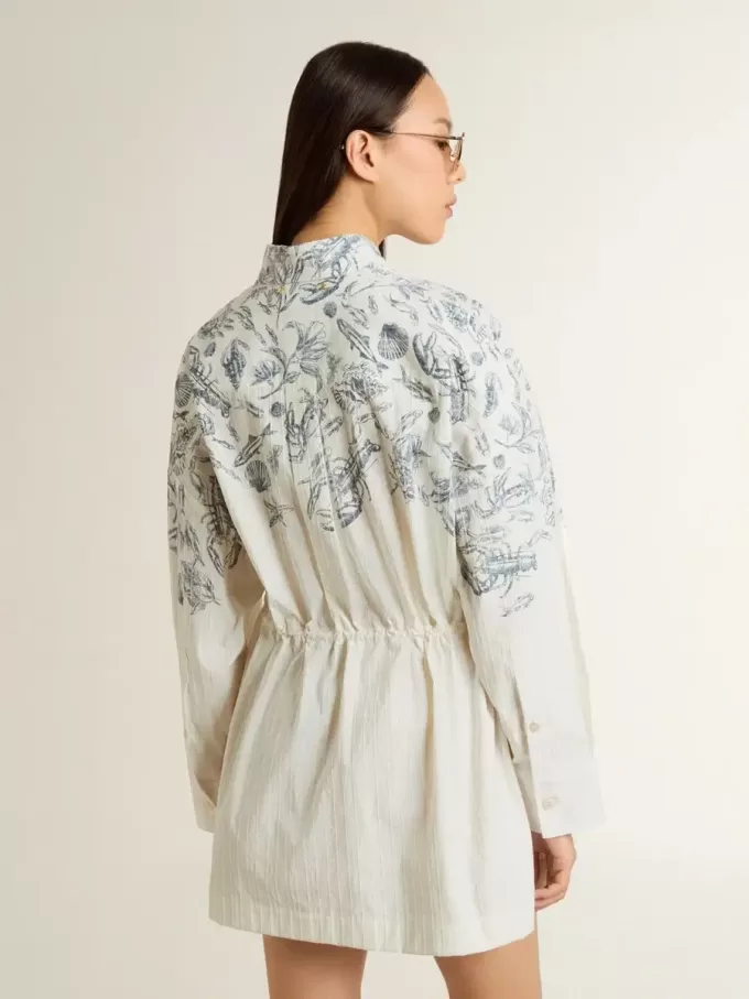 Kurzes Hemdkleid für Damen aus weiß gestreifter Baumwolle mit marineblauem Print