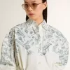 Kurzes Hemdkleid für Damen aus weiß gestreifter Baumwolle mit marineblauem Print