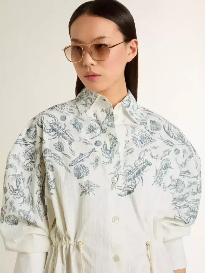 Kurzes Hemdkleid für Damen aus weiß gestreifter Baumwolle mit marineblauem Print