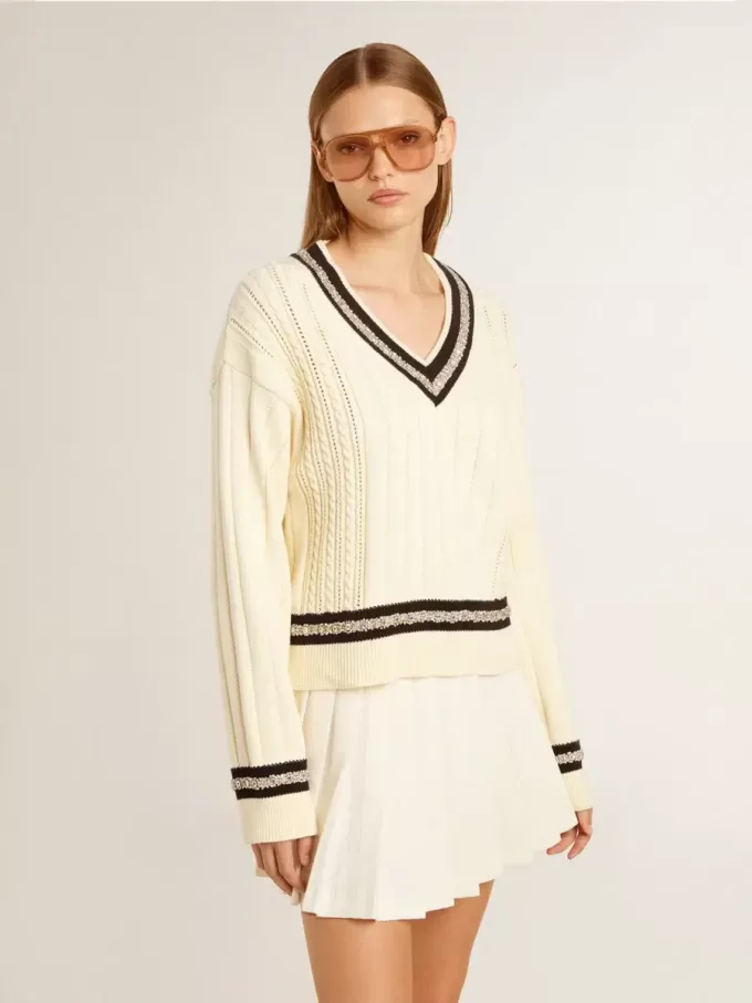 Kurzgeschnittener Damenpullover mit Zopfmuster, blauen Rippen und Kristallen Kurzgeschnittener Damenpullover mit Zopfmuster, blauen Rippen und Kristallen