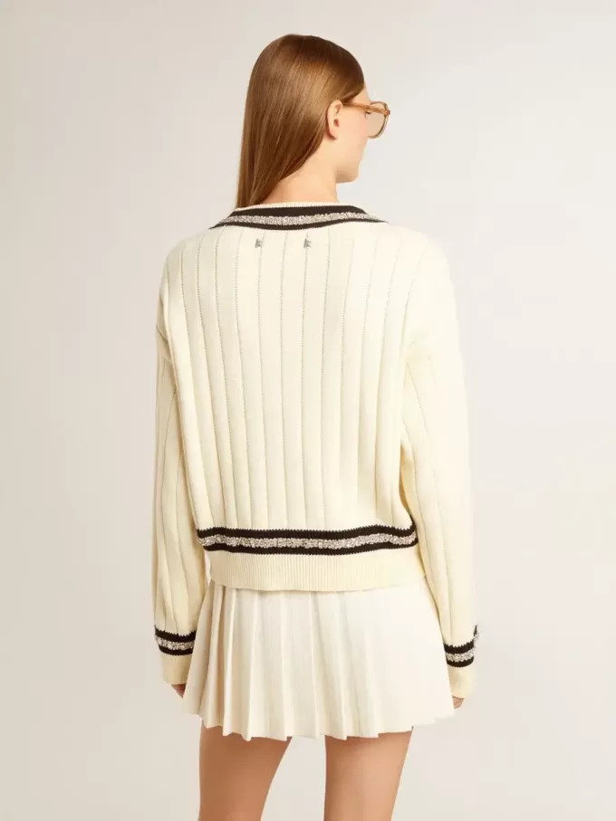 Kurzgeschnittener Damenpullover mit Zopfmuster, blauen Rippen und Kristallen Kurzgeschnittener Damenpullover mit Zopfmuster, blauen Rippen und Kristallen