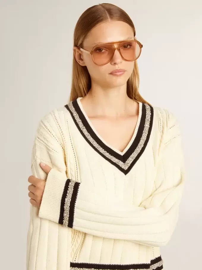 Kurzgeschnittener Damenpullover mit Zopfmuster, blauen Rippen und Kristallen Kurzgeschnittener Damenpullover mit Zopfmuster, blauen Rippen und Kristallen