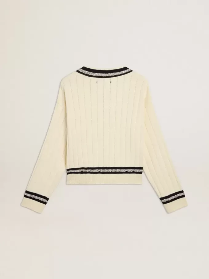 Kurzgeschnittener Damenpullover mit Zopfmuster, blauen Rippen und Kristallen Kurzgeschnittener Damenpullover mit Zopfmuster, blauen Rippen und Kristallen