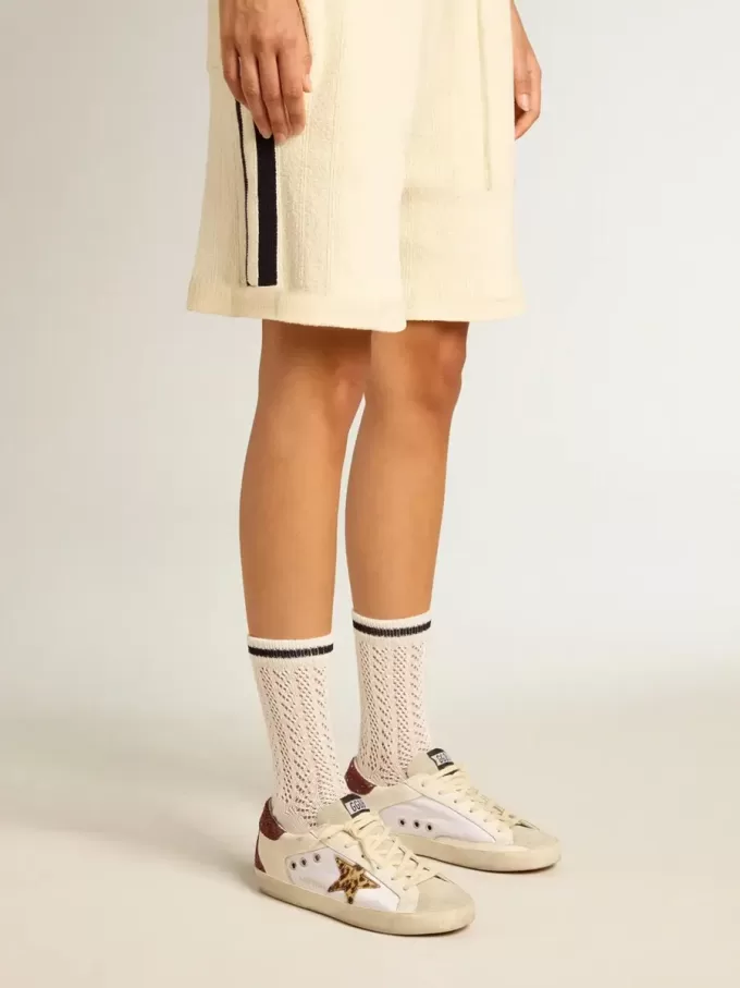 Lange gerippte Socken in Vintage-Weiß mit schwarzem Streifen