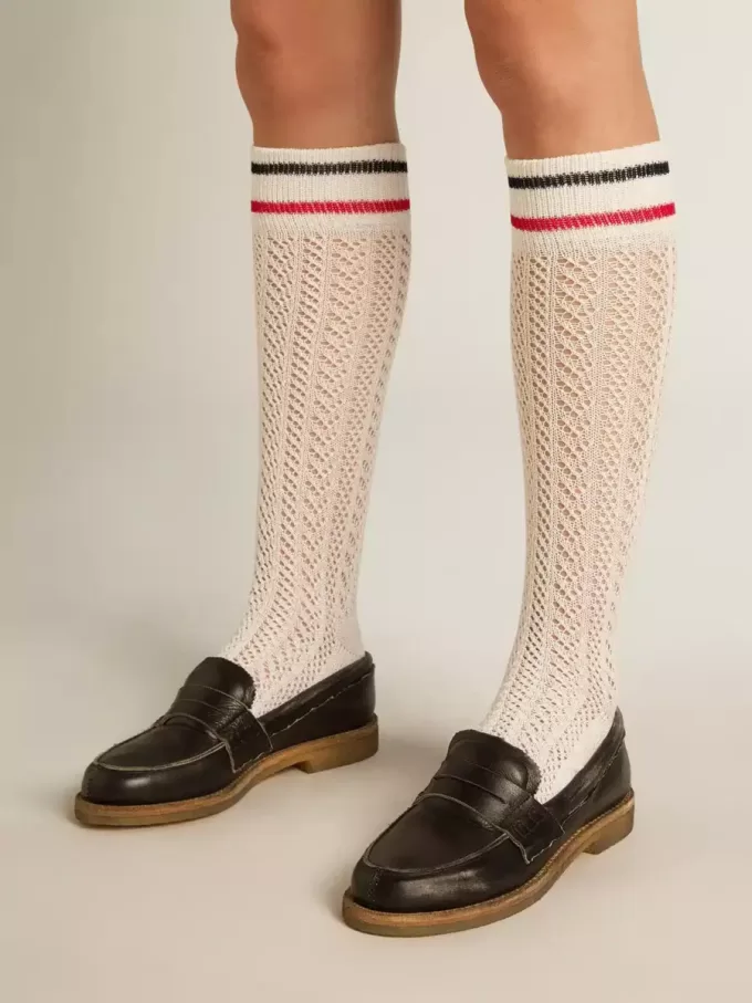 Lange gerippte Socken in Vintage-Weiß mit zweifarbigen Streifen