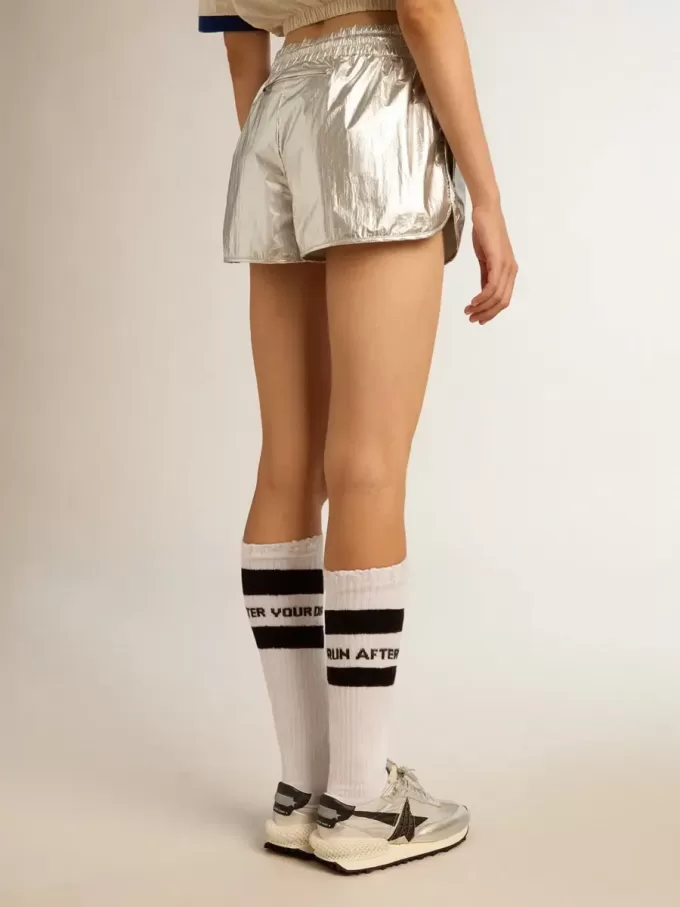 Laufshorts für Damen aus silbernem Stoff Laufshorts für Damen aus silbernem Stoff