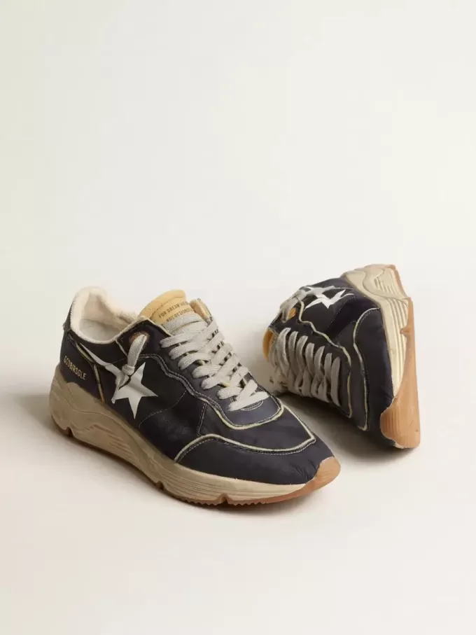 Laufsohle aus blauem Nylon mit weißem aufgedrucktem Stern