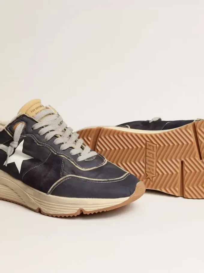 Laufsohle aus blauem Nylon mit weißem aufgedrucktem Stern