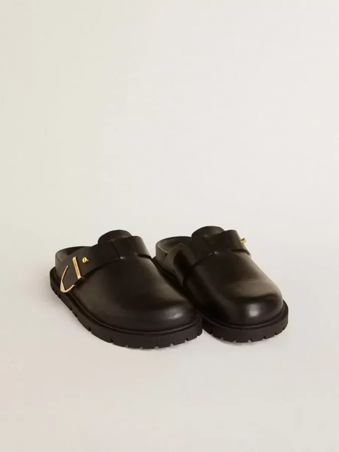 Lucy Sabot für Damen aus glänzendem schwarzem Leder mit goldener Metallschnalle Lucy Sabot für Damen aus glänzendem schwarzem Leder mit goldener Metallschnalle
