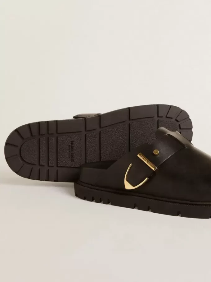 Lucy Sabot für Damen aus glänzendem schwarzem Leder mit goldener Metallschnalle Lucy Sabot für Damen aus glänzendem schwarzem Leder mit goldener Metallschnalle