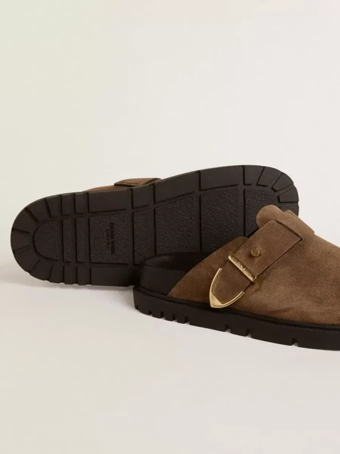 Lucy Sabot für Damen aus taubengrauem Wildleder mit goldener Metallschnalle