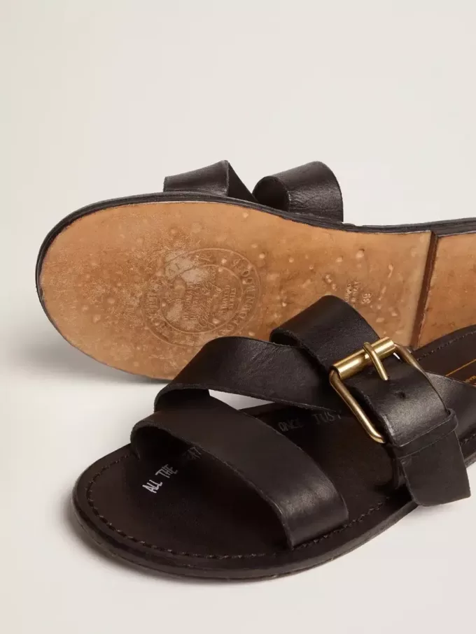 Margaret Flache Sandalen für Damen aus schwarzem, kunstharzbeschichtetem Leder