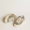 May Junior in Platin-Glitzer mit metallischem Lederstern und Fersenlasche