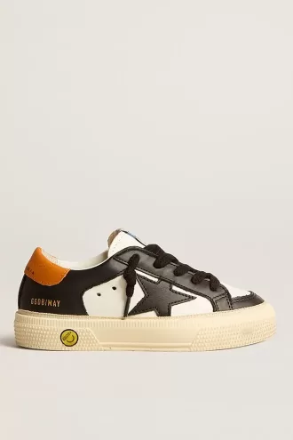 May Teen aus schwarzem und weißem Leder mit schwarzem Stern und orangefarbener Fersenlasche May Teen aus schwarzem und weißem Leder mit schwarzem Stern und orangefarbener Fersenlasche