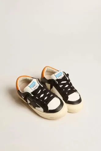May Teen aus schwarzem und weißem Leder mit schwarzem Stern und orangefarbener Fersenlasche May Teen aus schwarzem und weißem Leder mit schwarzem Stern und orangefarbener Fersenlasche