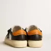 May Teen aus schwarzem und weißem Leder mit schwarzem Stern und orangefarbener Fersenlasche