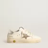 May Teen aus weißem Leder mit goldenem Glitzerstern und silberner Fersenlasche