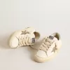 May Teen aus weißem Leder mit goldenem Glitzerstern und silberner Fersenlasche