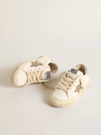 May Teen aus weißem Leder mit goldenem Glitzerstern und silberner Fersenlasche May Teen aus weißem Leder mit goldenem Glitzerstern und silberner Fersenlasche