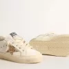 May Teen aus weißem Leder mit goldenem Glitzerstern und silberner Fersenlasche