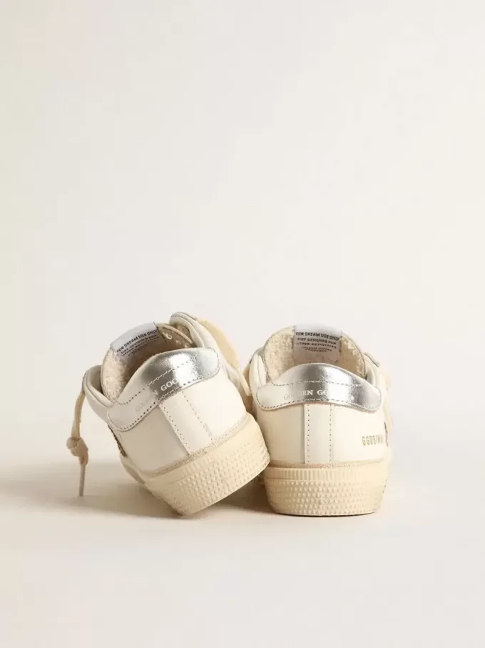 May Teen aus weißem Leder mit goldenem Glitzerstern und silberner Fersenlasche