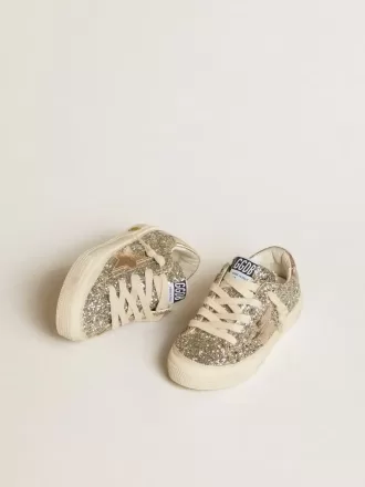 May Teen in Platin-Glitzer mit goldenem Lederstern und Fersenlasche May Teen in Platin-Glitzer mit goldenem Lederstern und Fersenlasche