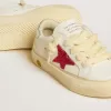 May Teen mit fuchsiafarbenem Glitzerstern und laminierter Lederferse