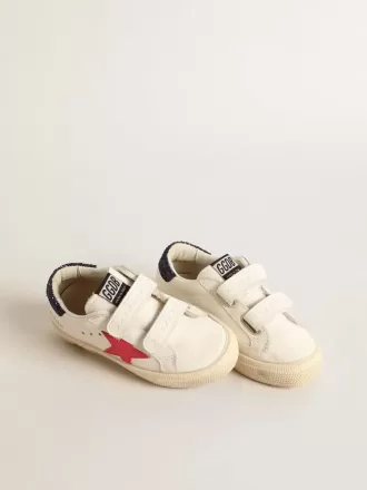 May Teen mit fuchsiafarbenem Lederstern und blauem Glitzer-Fersenriemen