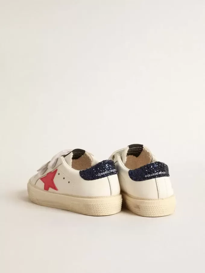 May Teen mit fuchsiafarbenem Lederstern und blauem Glitzer-Fersenriemen