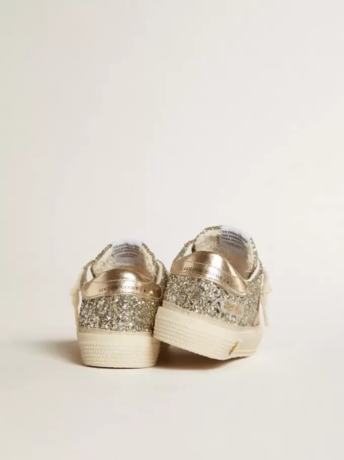 May Young in Platin-Glitzer mit metallischem Lederstern und Fersenlasche May Young in Platin-Glitzer mit metallischem Lederstern und Fersenlasche