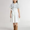 Mädchen-Hemdkleid aus weißer Baumwoll-Canvas mit blauem Marineprint und weißer Paspelierung Mädchen-Hemdkleid aus weißer Baumwoll-Canvas mit blauem Marineprint und weißer Paspelierung