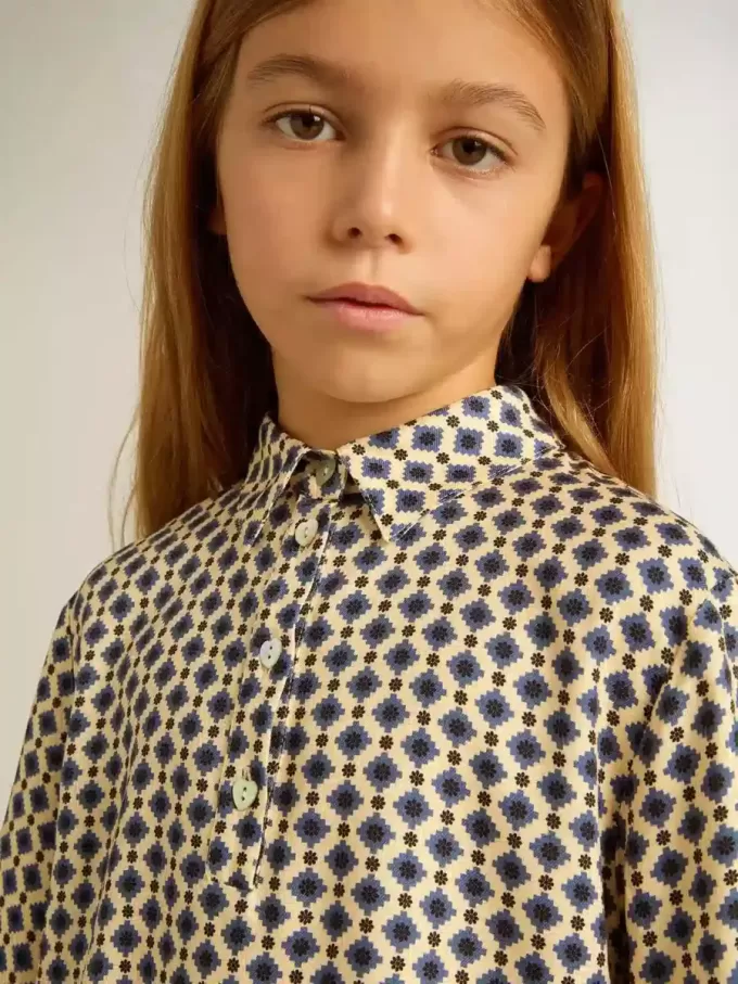 Mädchen-Poloshirt mit geometrischem Print Mädchen-Poloshirt mit geometrischem Print