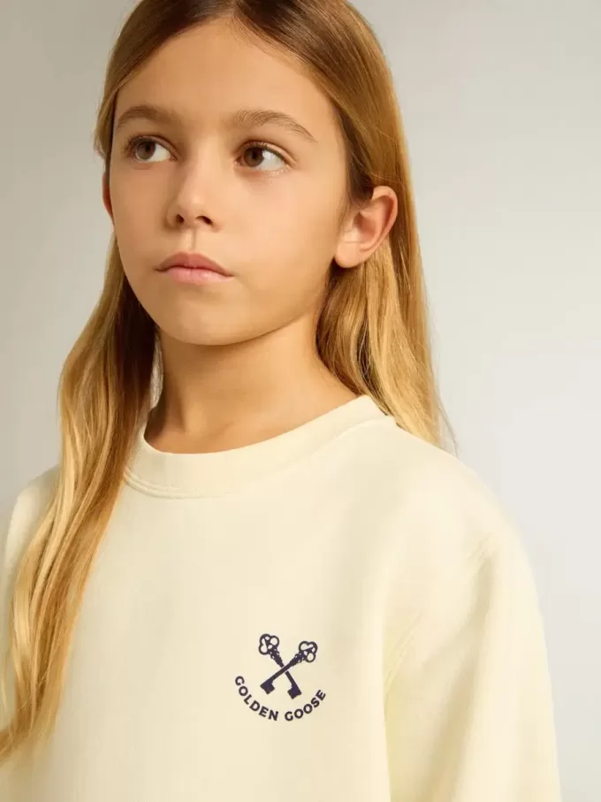 Mädchen-T-Shirt in Used-Weiß mit Stickerei auf der Vorderseite und Print auf der Rückseite Mädchen-T-Shirt in Used-Weiß mit Stickerei auf der Vorderseite und Print auf der Rückseite