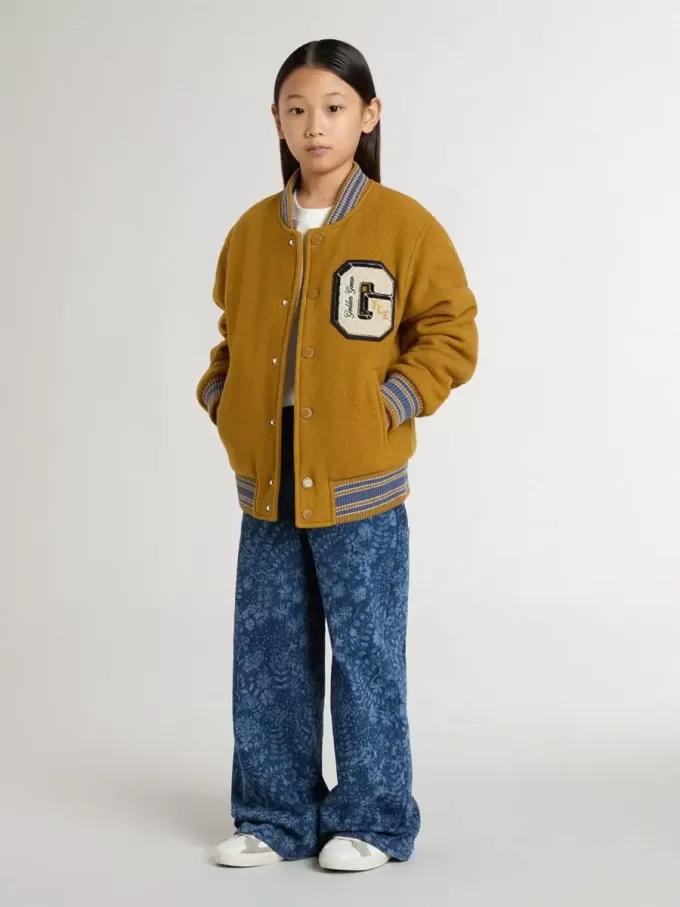 Mädchenjeans in mittlerer Waschung mit Print